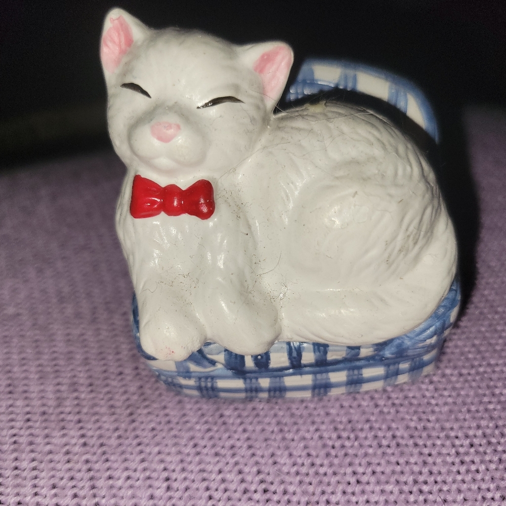 Kitty on chair Salt and Pepper shakers